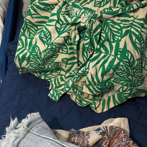 Green Leaf Print Paperbag Waist Shorts - Picture 2 of 2